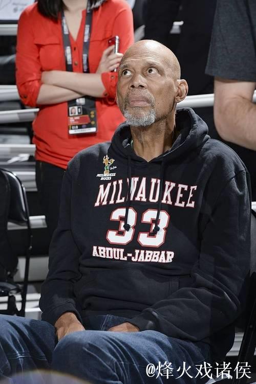 记者:贾巴尔是我之前唯一见过的41岁还打的很好的了 记者:贾巴尔是我之前唯一见过的41岁还打的很好的了