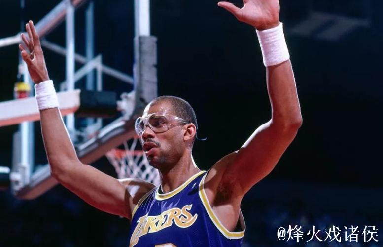 记者:贾巴尔是我之前唯一见过的41岁还打的很好的了 记者:贾巴尔是我之前唯一见过的41岁还打的很好的了