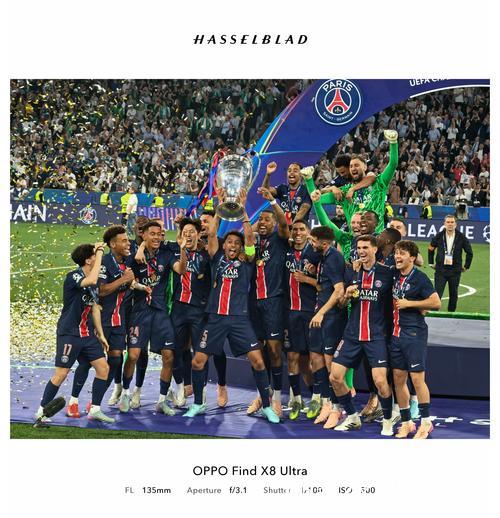 开开心心捧杯，可能是奖杯太重了，下巴还被磕了一下，赶紧揉揉，好可爱